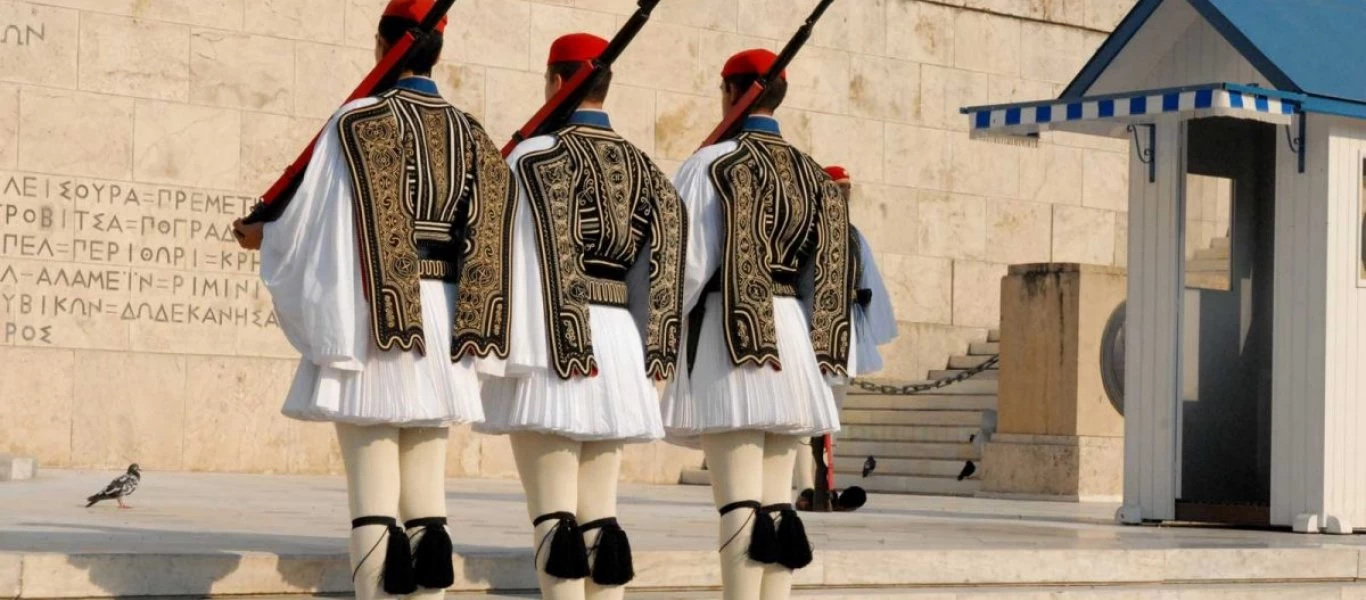 Ηρώδου Αττικού: Πρώην ΟΥΚας επιχείρησε να αρπάξει το όπλο από Εύζωνα που φυλούσε σκοπιά! (βίντεο)